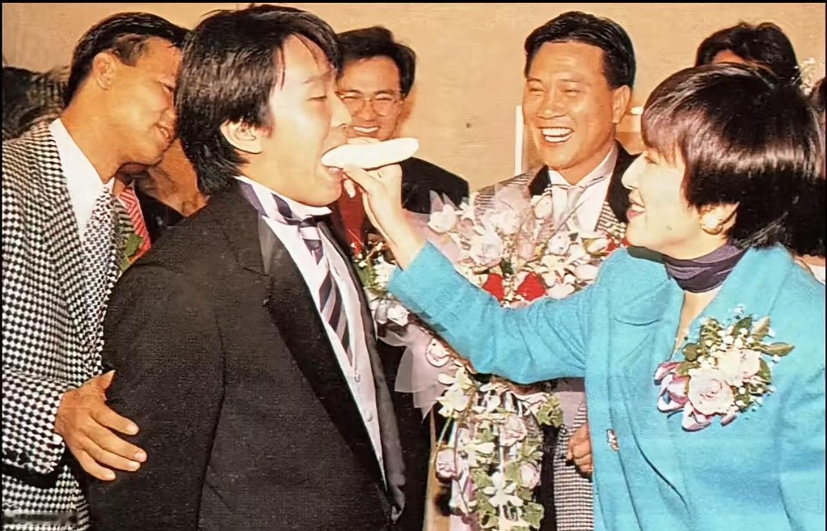 1992年万梓良结婚，TVB全程直播。那个年代能让电视台这么干的，整个香港娱乐