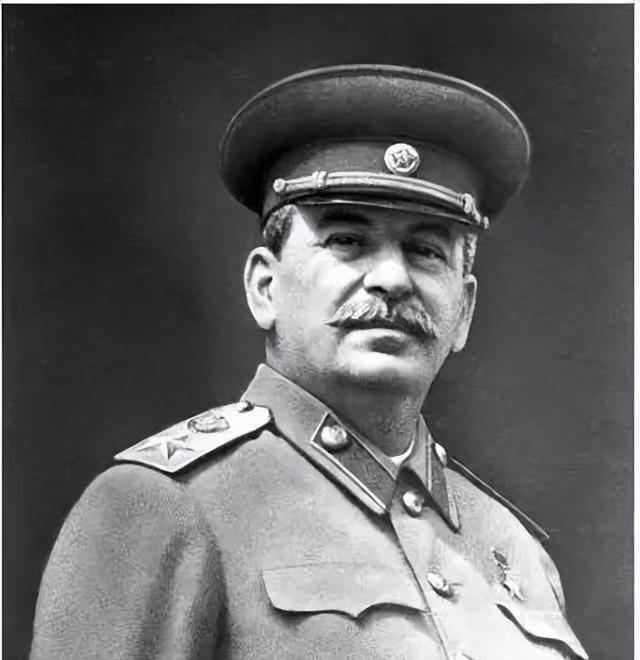 1953年3月5日，苏联铁腕领袖斯大林去世。仅仅21天后，失去斯大林庇护的儿子瓦