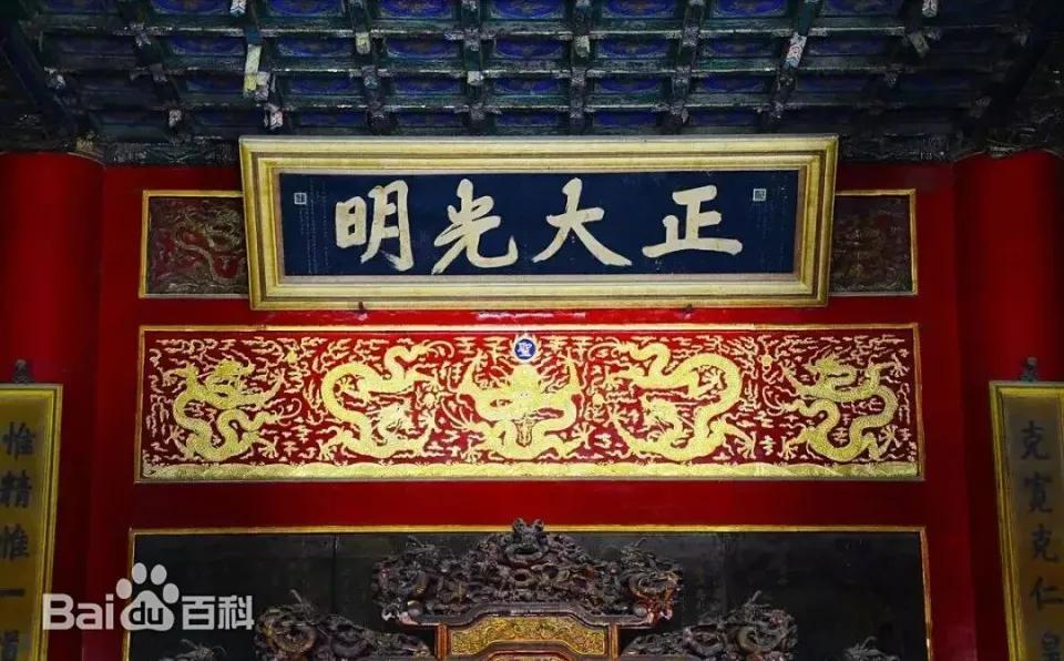 2024年12月21日冬至正午，故宫乾清宫又现奇观！一道金色光束如约穿透大殿，完