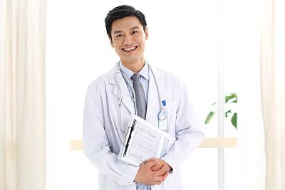 腰椎间盘突出疼痛难忍? 这3个动作学会, 不花1分钱, 在家就治好