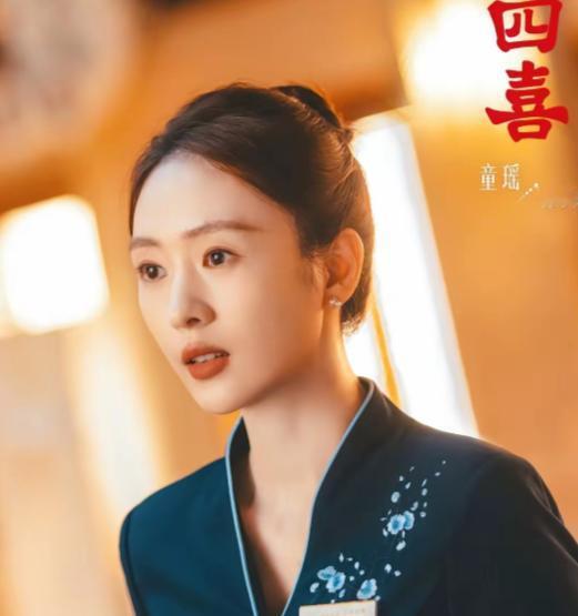 主持人问童瑶:“在《四喜》里第一次和付辛博拍吻戏有什么感觉？”童瑶害羞地一笑:“