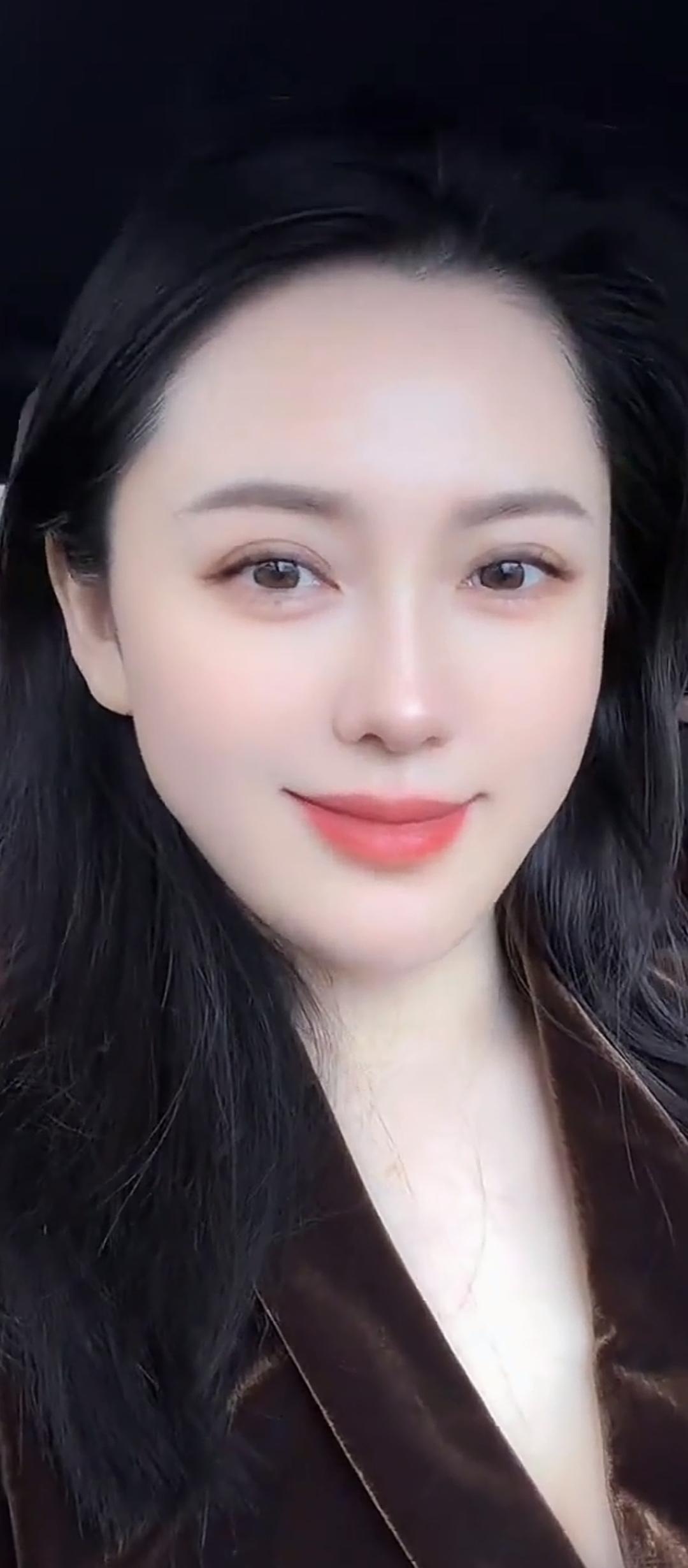优雅黑发，温柔微笑，自信满满！😊✨