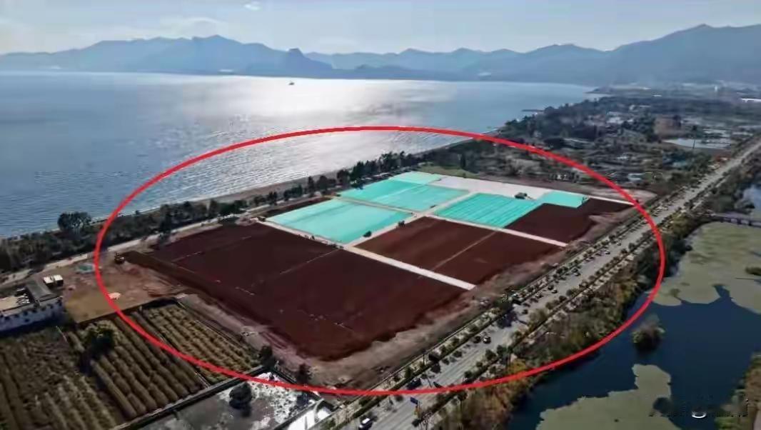 胆子都挺大的，一个敢批，一个敢建。谁能想到，华晨宇这场演唱会的选址，居然紧挨着