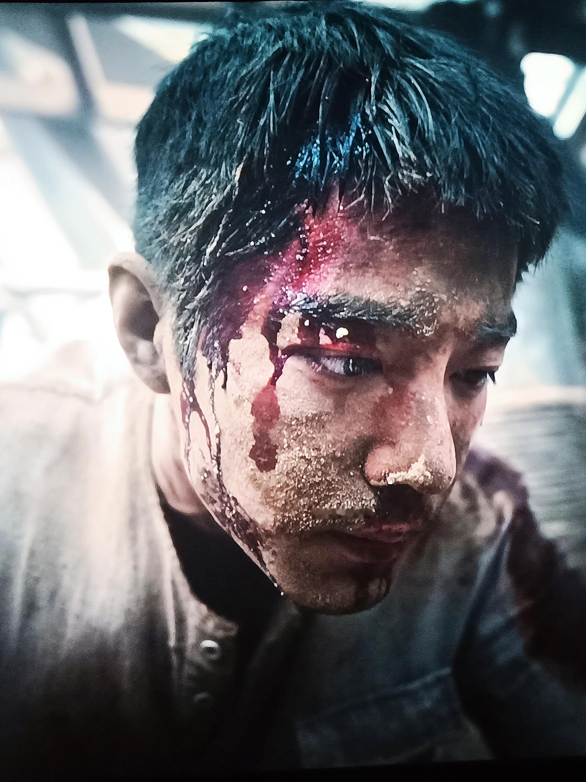 莫得闲的一组照片，家园在身后，一步不退。其实挺佩服肖战的，戏路宽也是他自己争取和