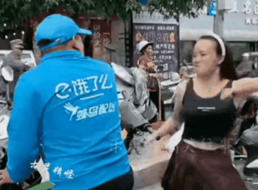 这是互殴嘛？女孩学过几招跆拳道，态度十分傲慢。与外卖小哥产生争执后，迅速付诸行