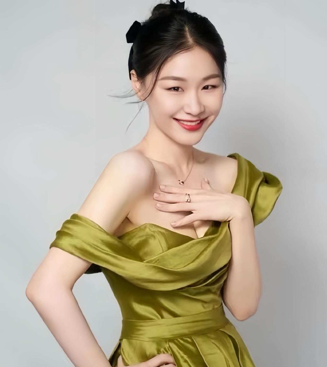 真的搞不懂金靖婆婆这个人挺矛盾的你说她不喜欢金靖吧，她对孙子随母亲姓氏这件事