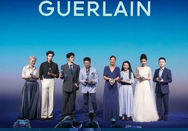 今天杨洋和章若楠还有王鹤棣一起出席时尚活动，三位搭配的都很有时尚感，也都很有魅力