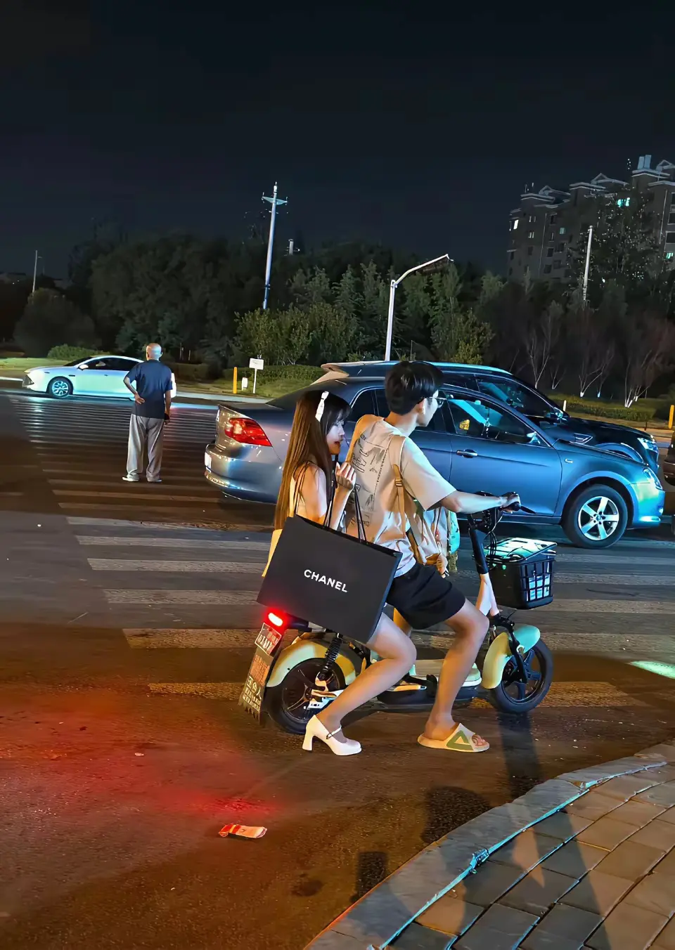 这应该是嫁给了爱情吧！