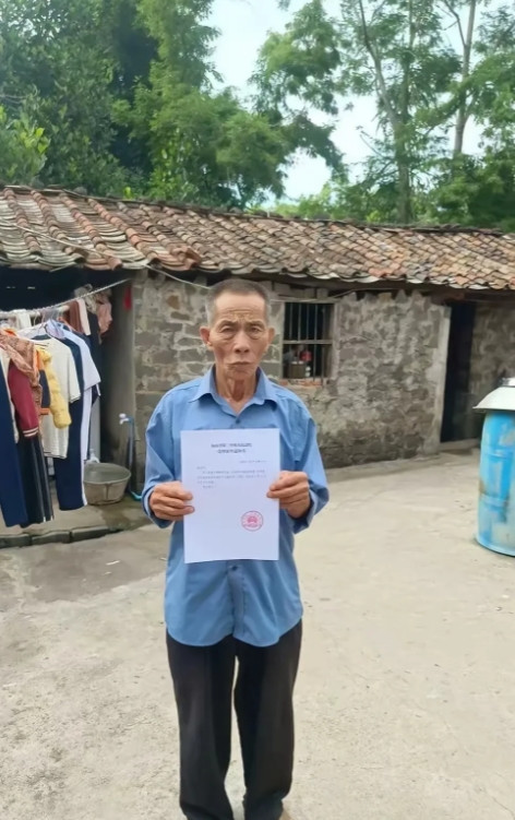 海南临高县杨成杰老人，看见不到8岁的孙子被同村喝醉酒的杨某全掐着脖子喘不上气了，