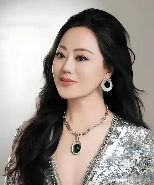 一位高校辅导员说："说句难听话，有些女大学生真是不要脸。每天都有豪车停在校门口
