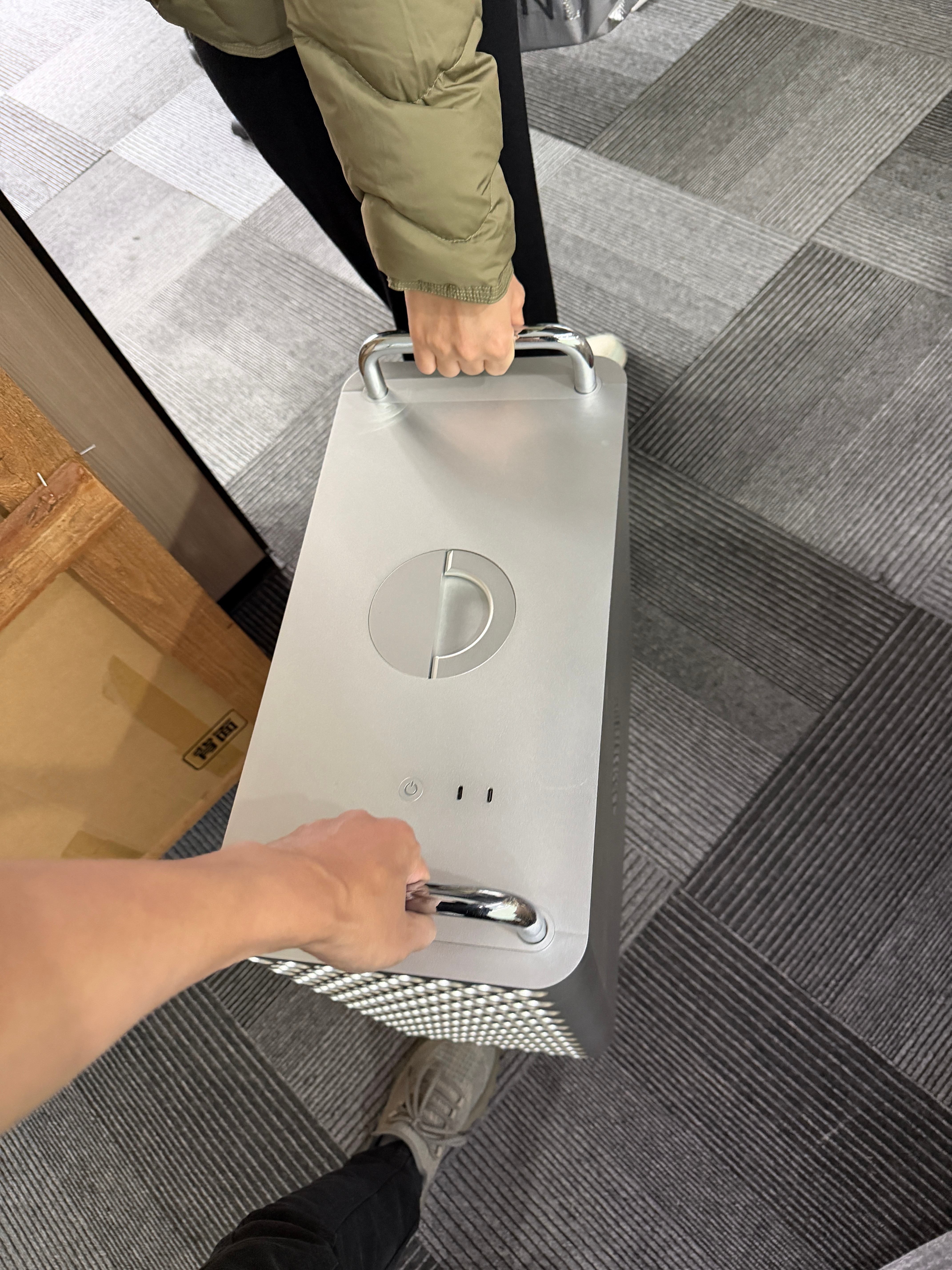 老婆帮我搬电脑，她说苹果这个提手设计的真好，搬起来非常顺手。