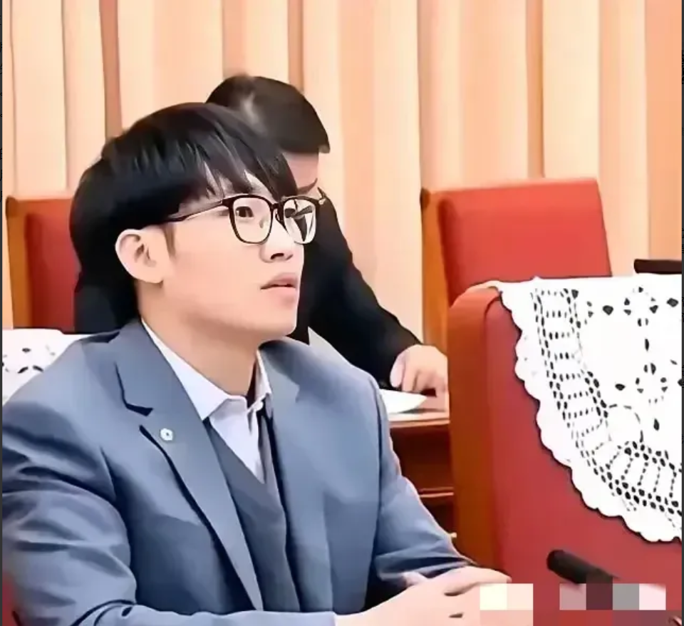 有预感，DeepSeek这次真要变天了！不是因为用户突然流失七成，也不是被拿