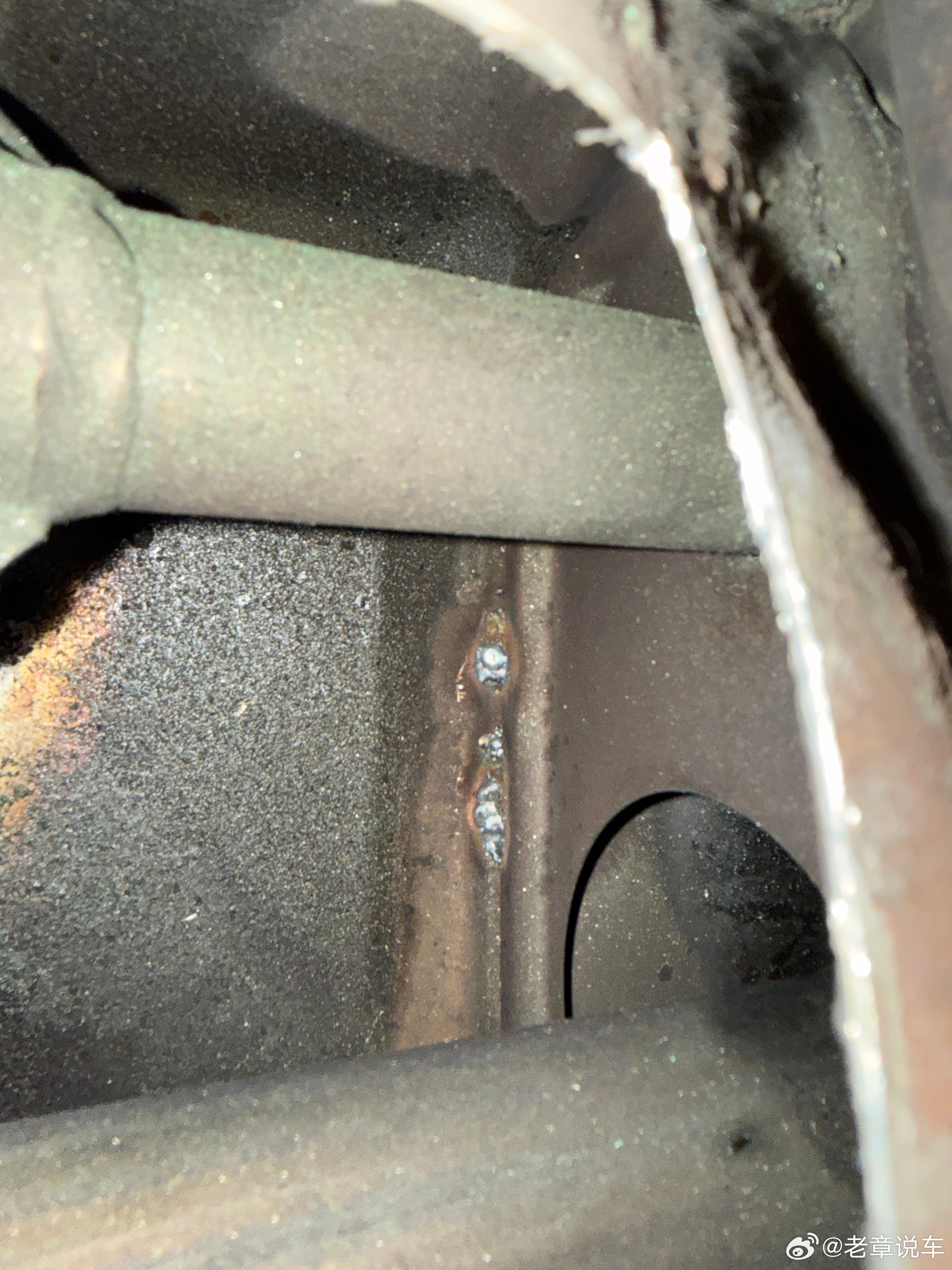 BBA排气管异响，不要轻易花几千块钱更换。抛个肚，开个膛，打几个焊点。不到5