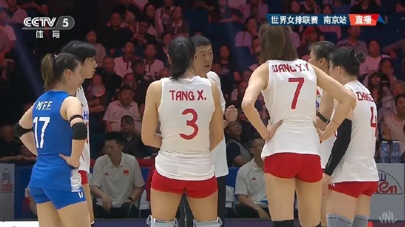 中国女排迎喜讯，今晚21：00女排联赛第六轮对阵法国，法国今天一天打两场，仅隔1