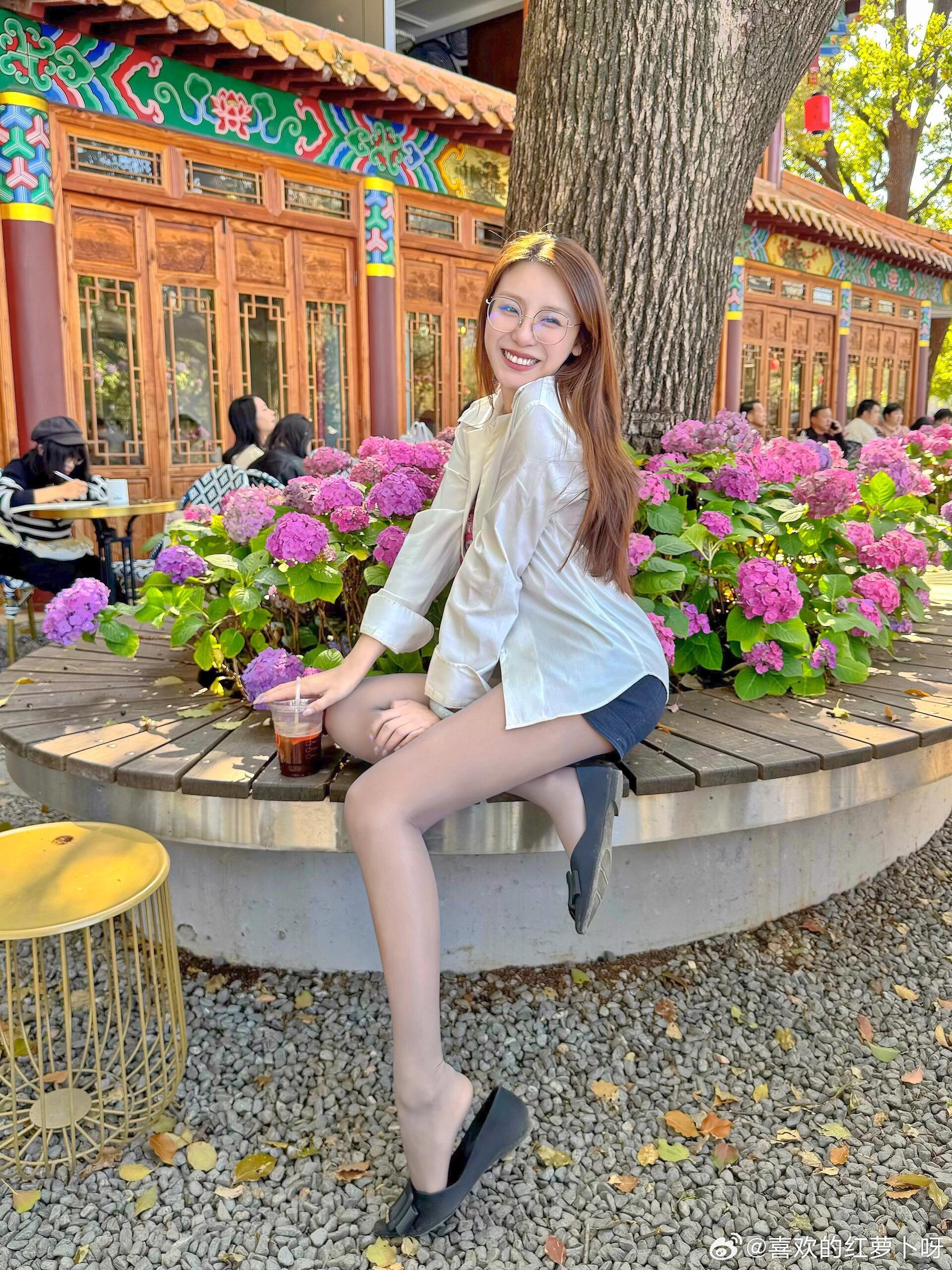 灰色丝袜搭配黑色平底鞋，自信可爱赤温纯～​​​
