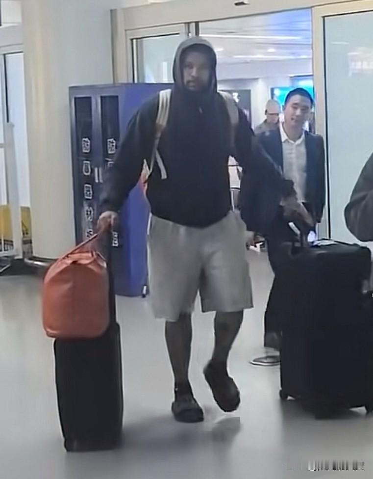 山西汾酒男篮的外援老七∽戴森尼克斯已经落地太原。猛一眼看去，还有点像镰刀举起、