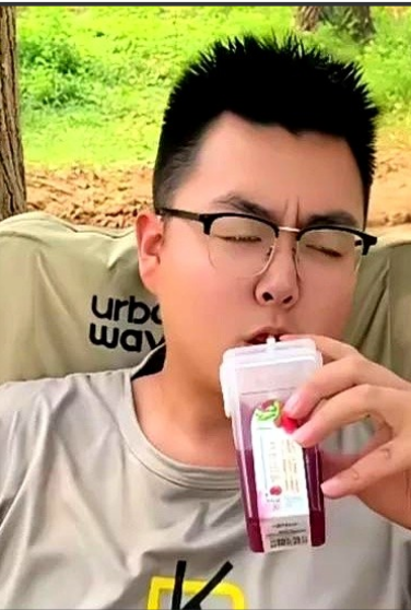 发现二八网友可真能起哄，居然在三石直播间说：她跟蛋糕更适合做伴侣……三石竟然还回
