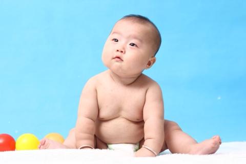 宝宝总是挥手臂?
