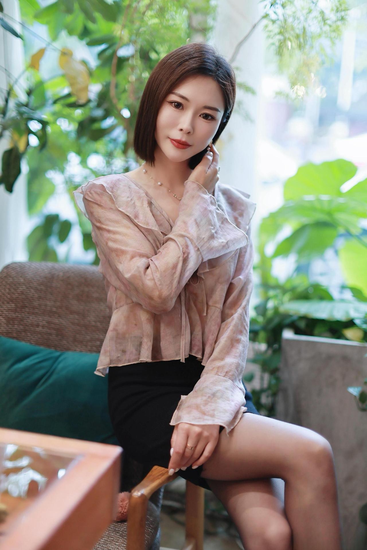 这套是“温柔优雅的轻熟通勤风”穿搭，粉棕晕染+黑裙的组合适配复古咖啡馆场景，气质
