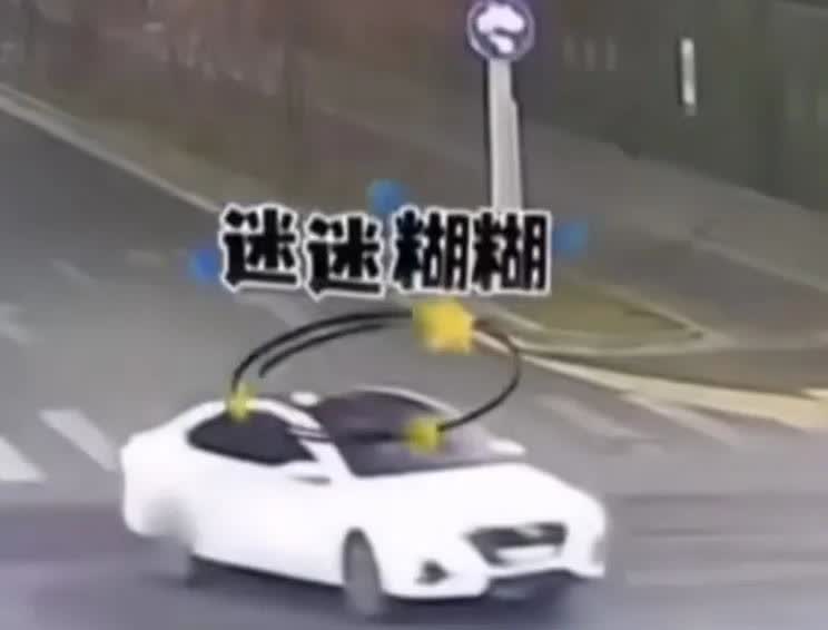近日，某地路口发生一起交通事故。一名司机深夜驾车时在红绿灯路口等候，因过度疲劳竟