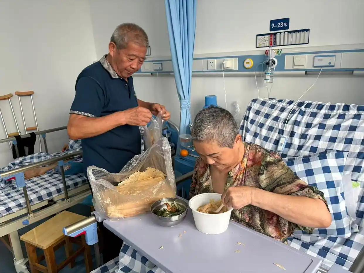 别再骂他们自私了！75岁老人想活到110岁，不是贪心，是怕6岁女儿没人