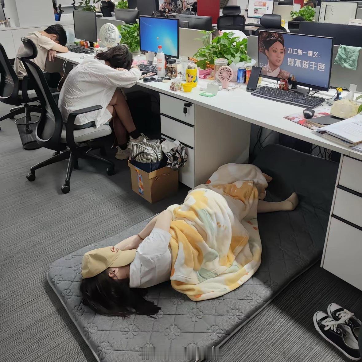 谁不想中午急头白脸的睡一觉，这个雷霆睡姿真的没谁了，职场有没有体面一点的午休方式