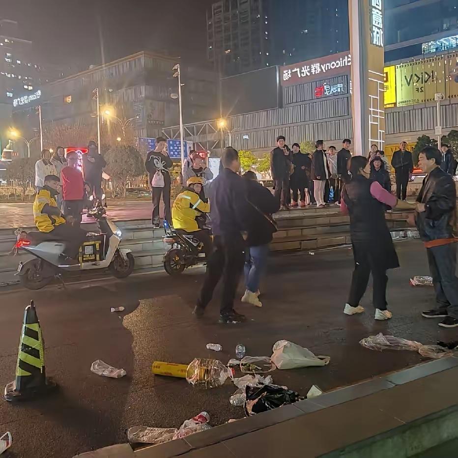 【看哭了！外卖小哥送餐途中接妈妈晕倒电话，顾客的举动让人心里一暖】“您点的奶