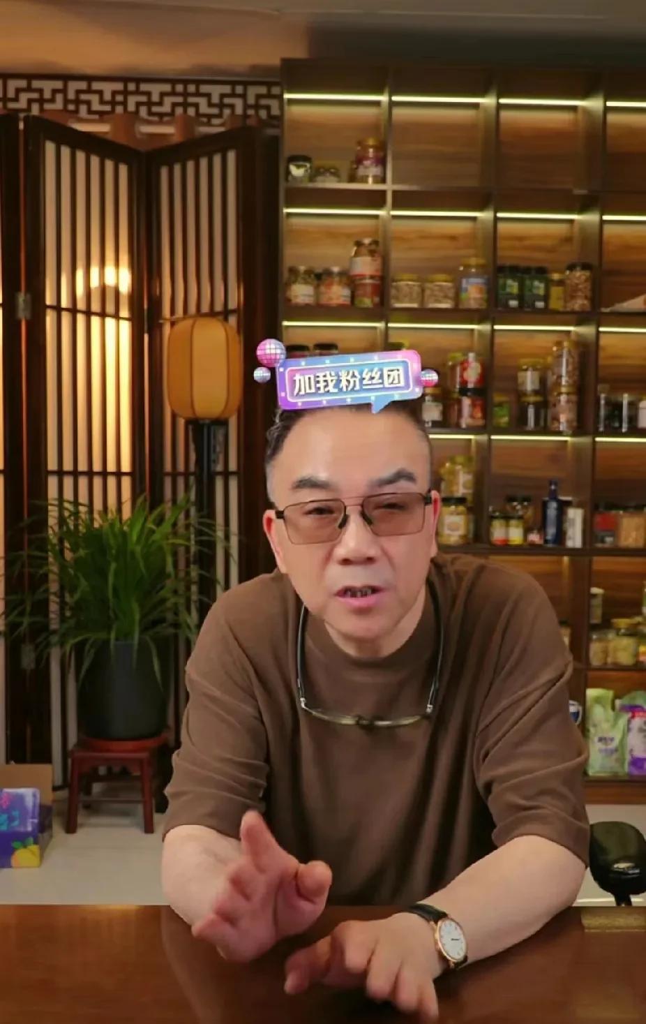 杨议自立门户后晒全家福，直播谈为什么拜师改收徒5月19日晚，相声演员杨议在社交