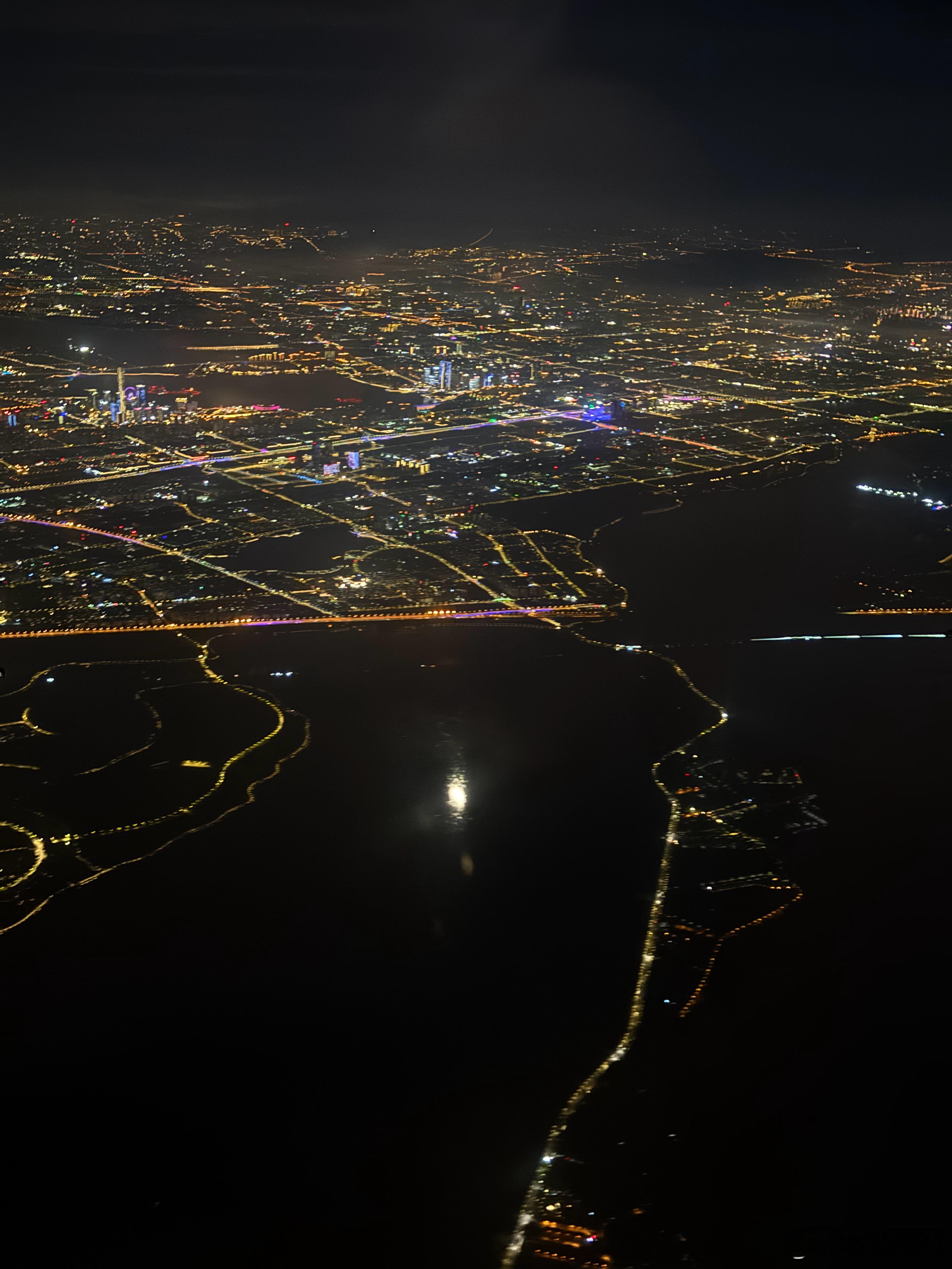 降落虹桥，空中的苏州夜景真美，这城市没有机场真的很可惜。电动兄弟​​​