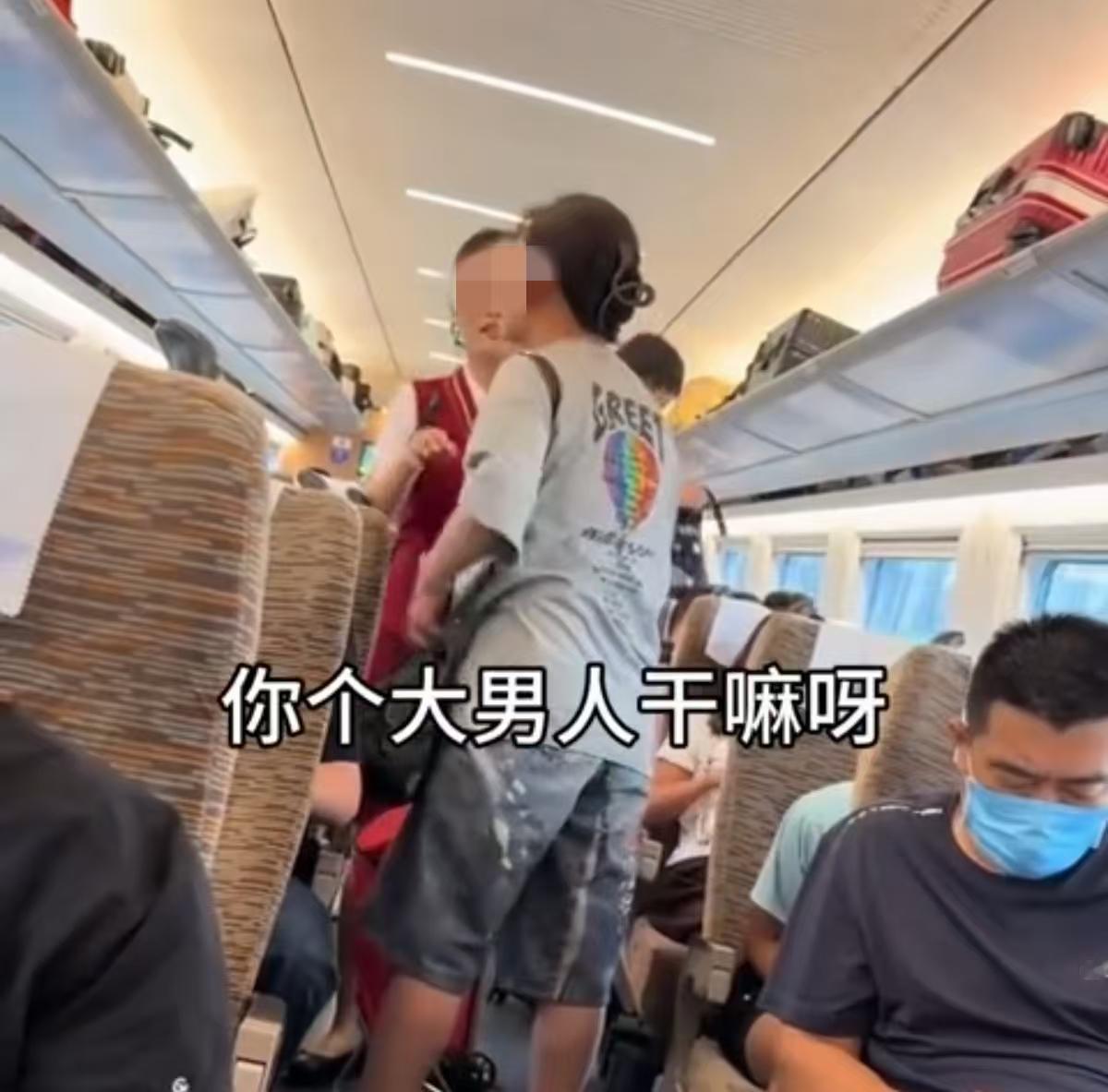 没理辩三分！男子在高铁上，他想去洗手间便将自己的物品放在小桌上。本以为摆放东西，