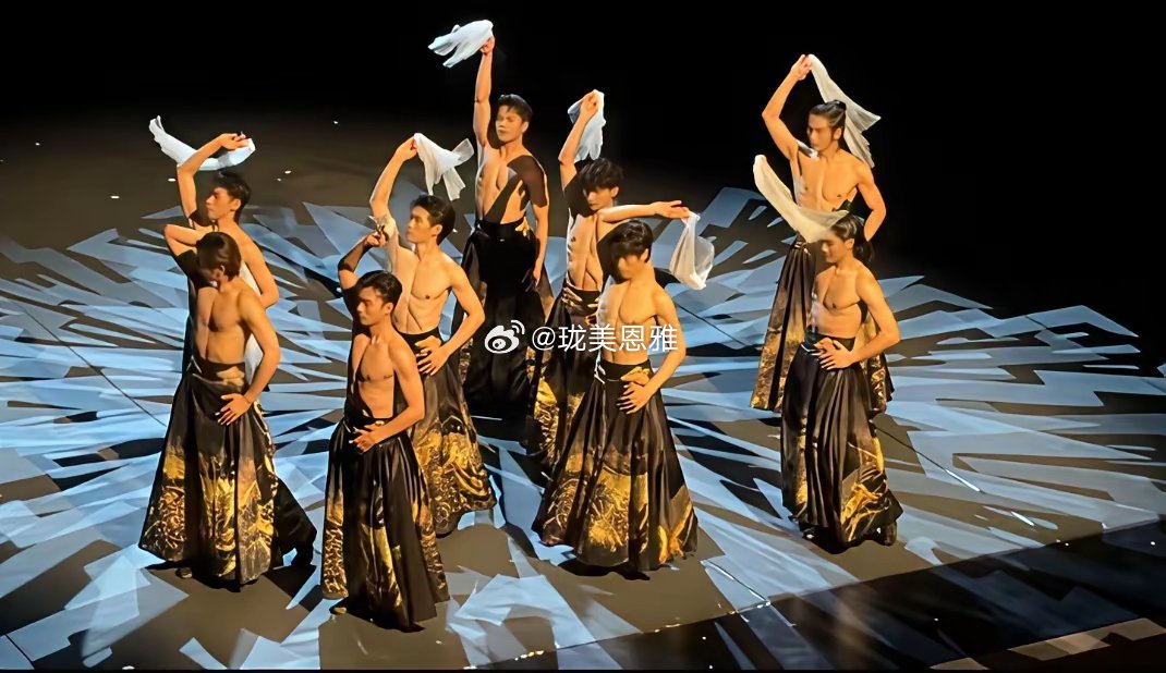 太不像话了！现在竟然有人公然挑战公序良俗，公开消费男色演出的所谓“公狗剧场”