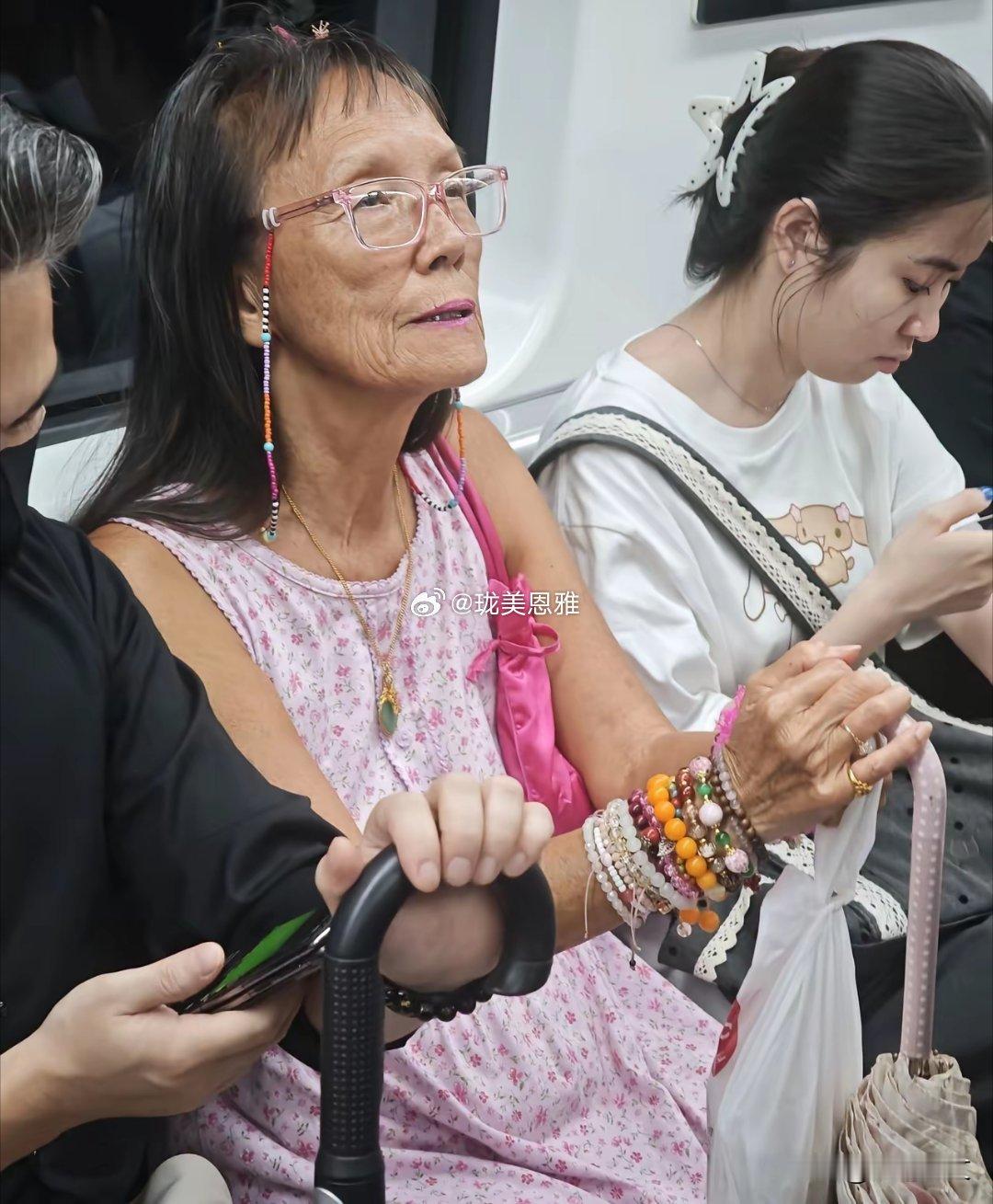 地铁上遇见“精致”老太太看起来很有钱的样子​​​