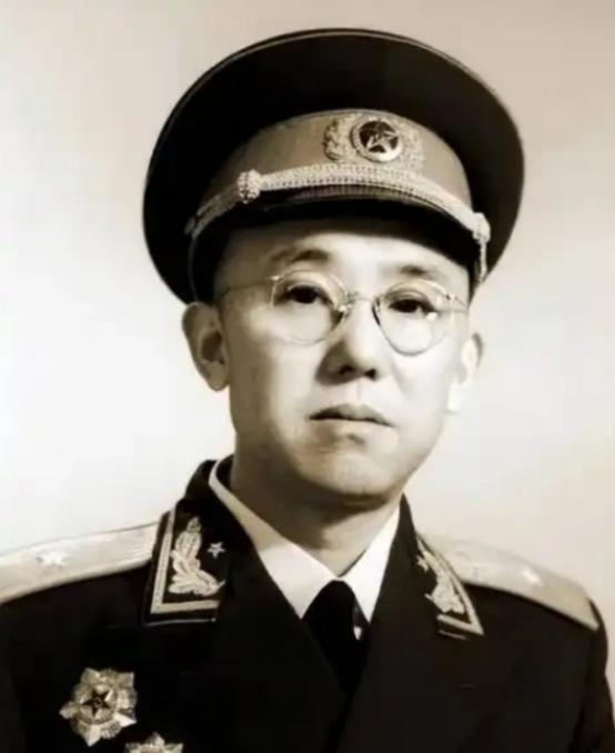 1939年，新四军在追击汉奸时，误打误撞闯到了上海虹桥机场，看着停在草坪上的四