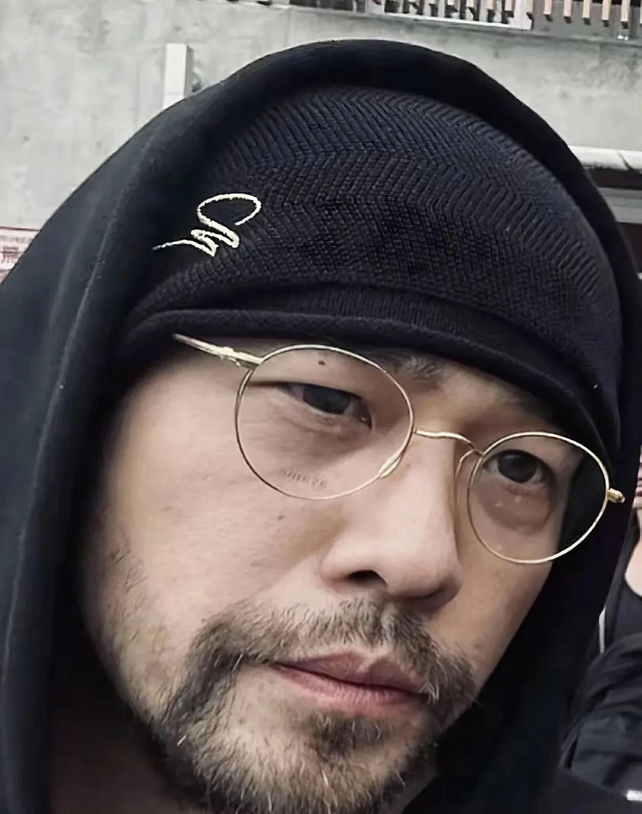 其实周杰伦这样看着也没有很显老的啊，而且他在演唱会上的状态还是可以的，虽然跟他年