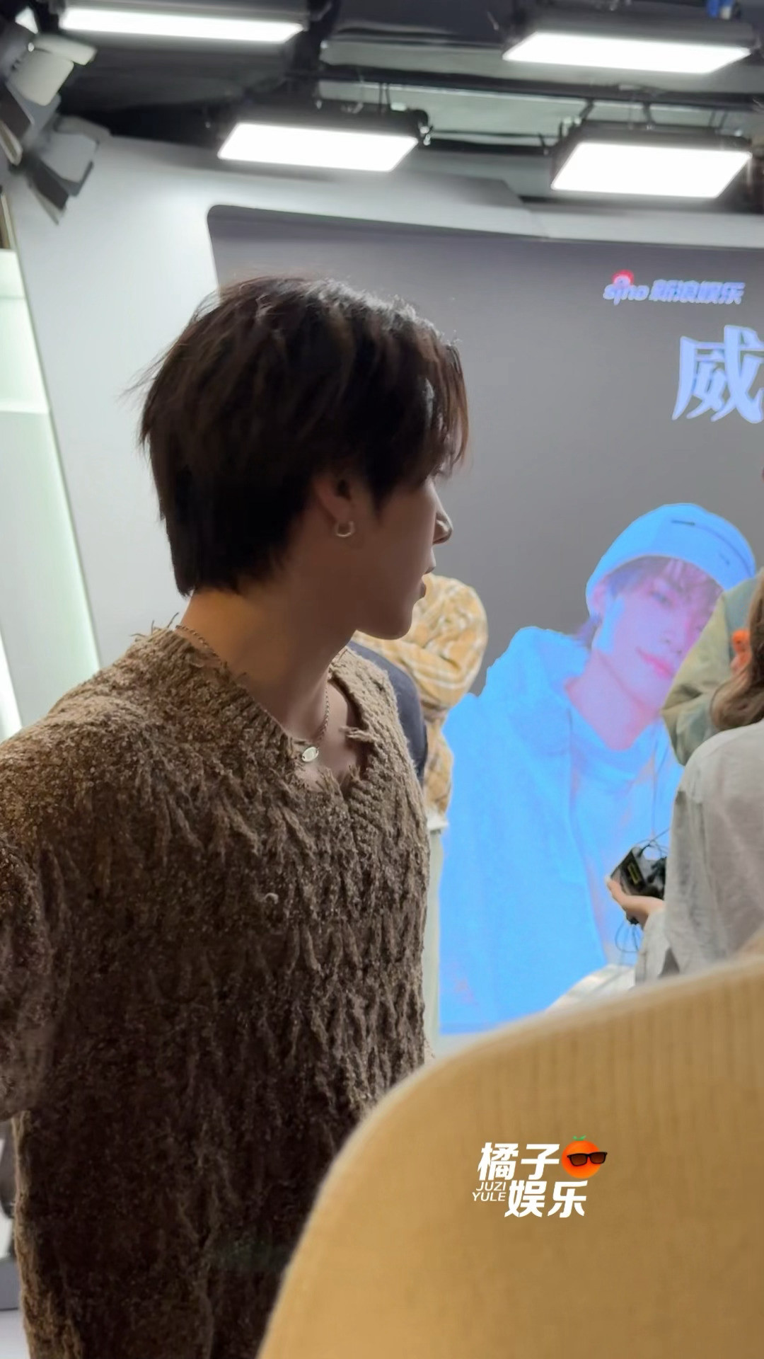 黄冠亨和工作人员要手机，这个视角好苏的吧