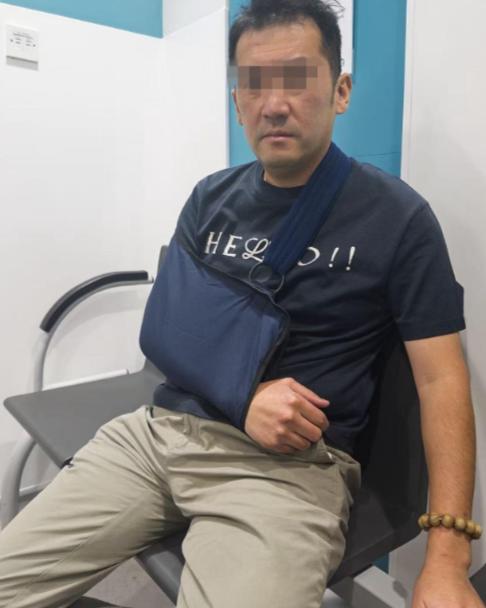 你敢信？一个500万粉丝的中国大V，在伦敦街头直播时，突然冲上来三个本地小伙，先