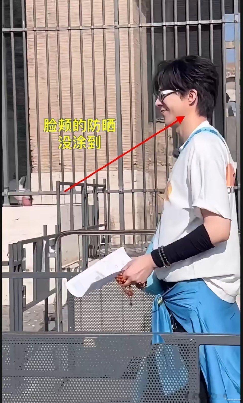 有一种白叫刘宇宁式的白。​刘宇宁曾在直播里说自己特别喜欢皮肤白，因为一白遮三丑，