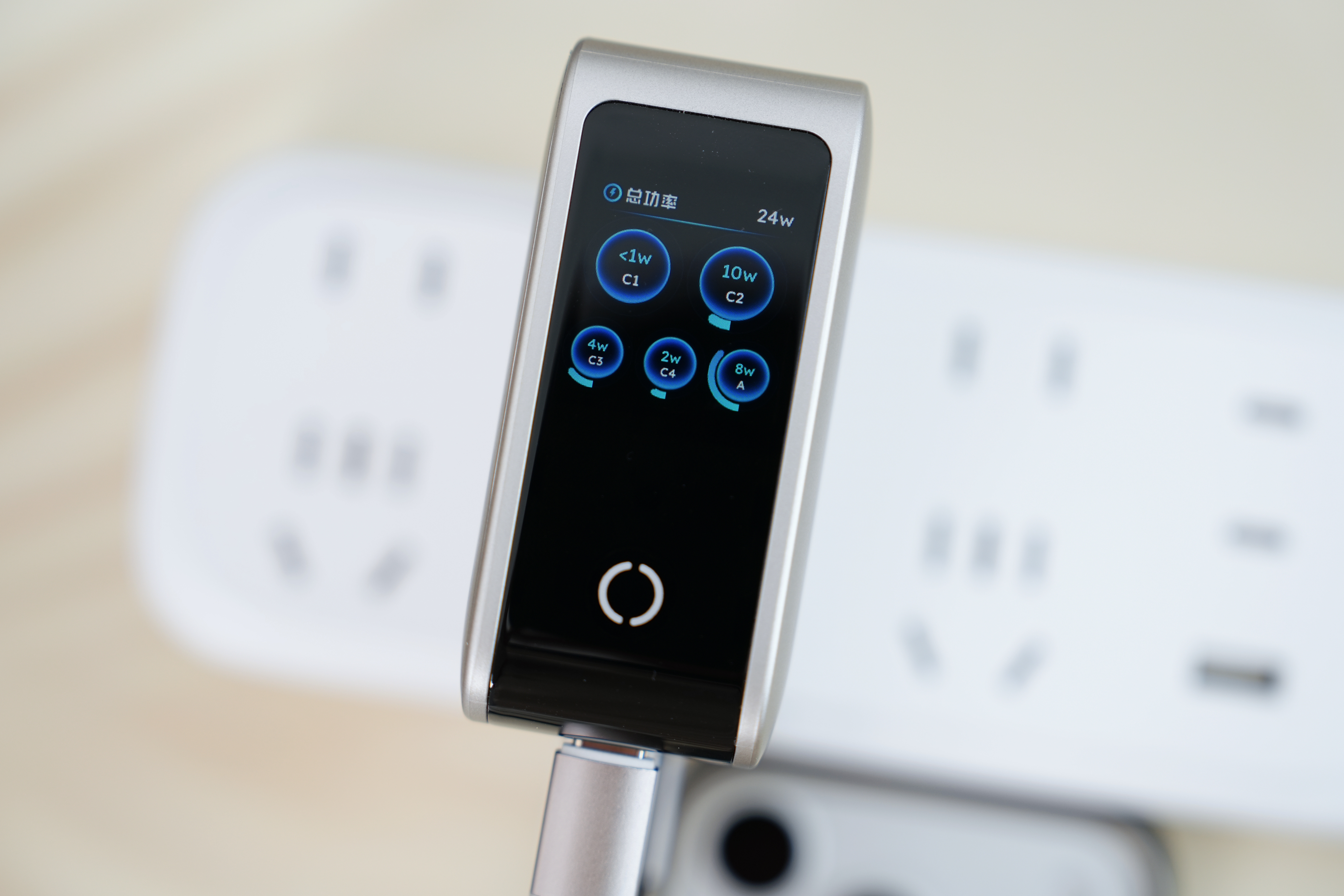 桌面上的设备越来越多，轮流充电的话，插线板永远不够用。现在换了个大功率多口充电器