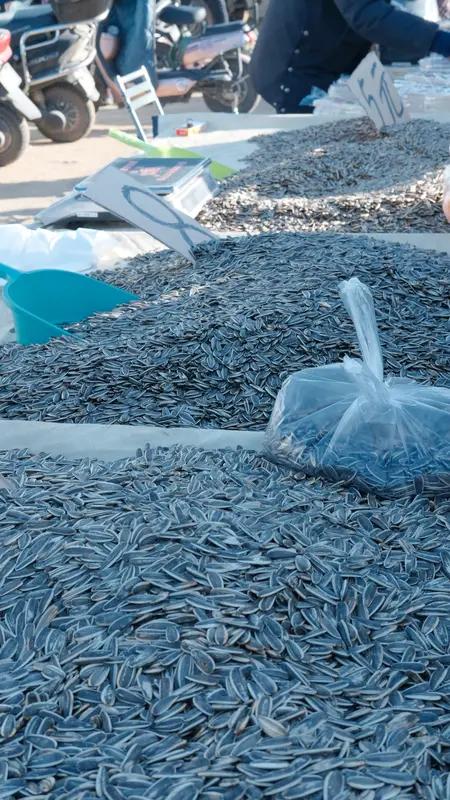 太无语了！黑龙江这女子路过瓜子摊，跟自家储物间似的，早晚路过必抓一把，摊主把瓜子