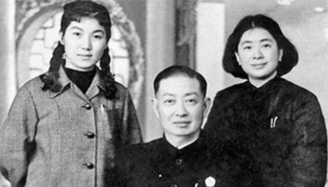 1921年，梅兰芳迎娶了二房福芝芳。洞房花烛夜，他在婚房外辗转徘徊，最后进入了原