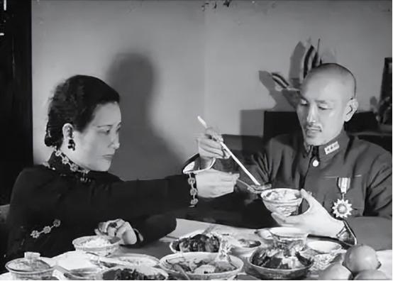 蒋介石这个人有很多讲究，比如：不抽烟、不喝饮料、不喝酒、更不品茶，平时就喜欢喝3