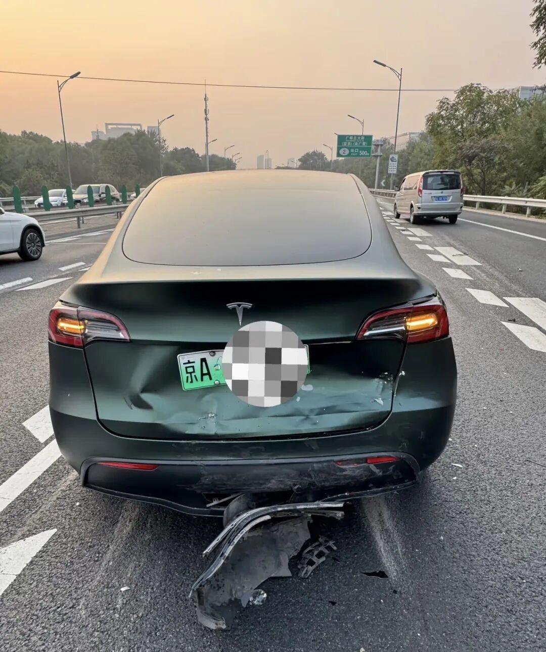 ModelY被追尾，后您的车是哪款啊？标都被干掉了？