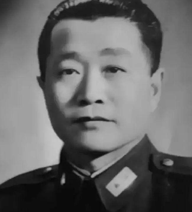 1927年，周恩来被捕，谁料，那个坐镇审讯室、手握生杀大权的军官，竟是他的学生，