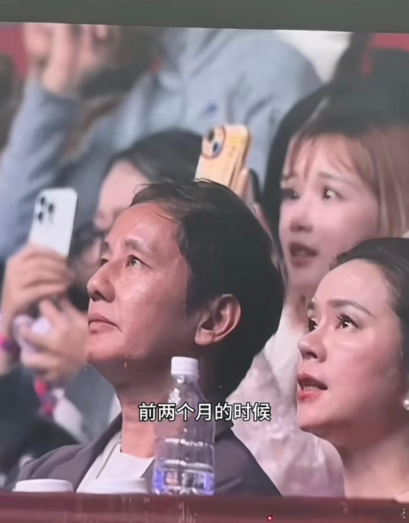 赵露思和她爸爸侧面真的一模一样，额头眉骨鼻子那块，如此强大的基因…