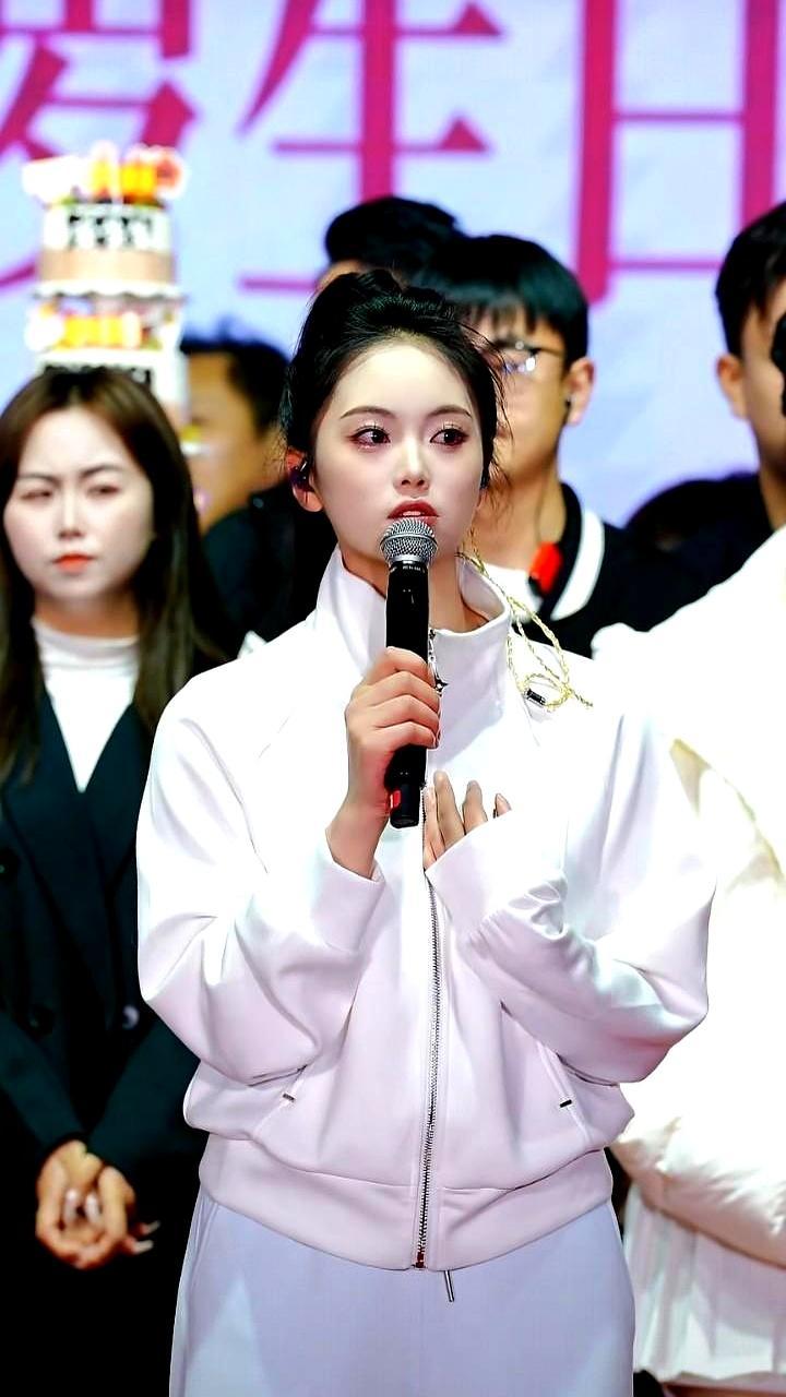 顶级网红从不抢流量，他们只算计怎么“给”。云南阿朱办生日会，购物车空空荡荡