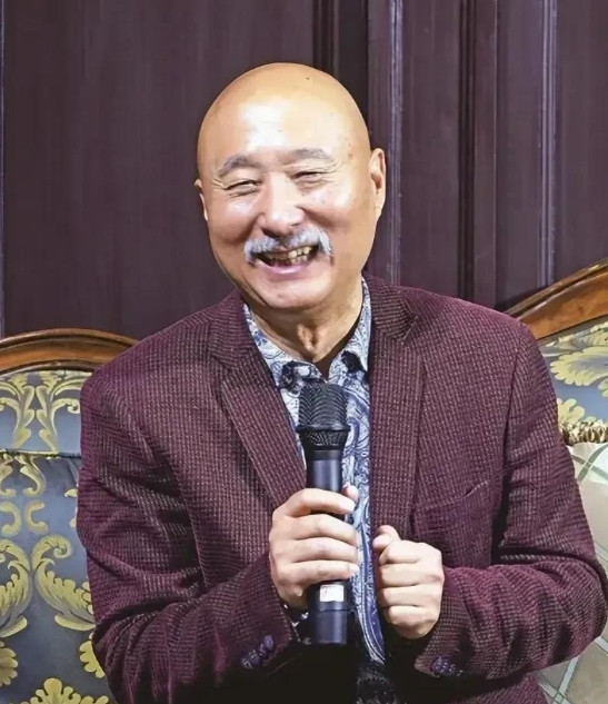一次，刘晓庆看到陈佩斯，她笑着对身边的人说：这是我大侄子，我是她小姑。但别人根本