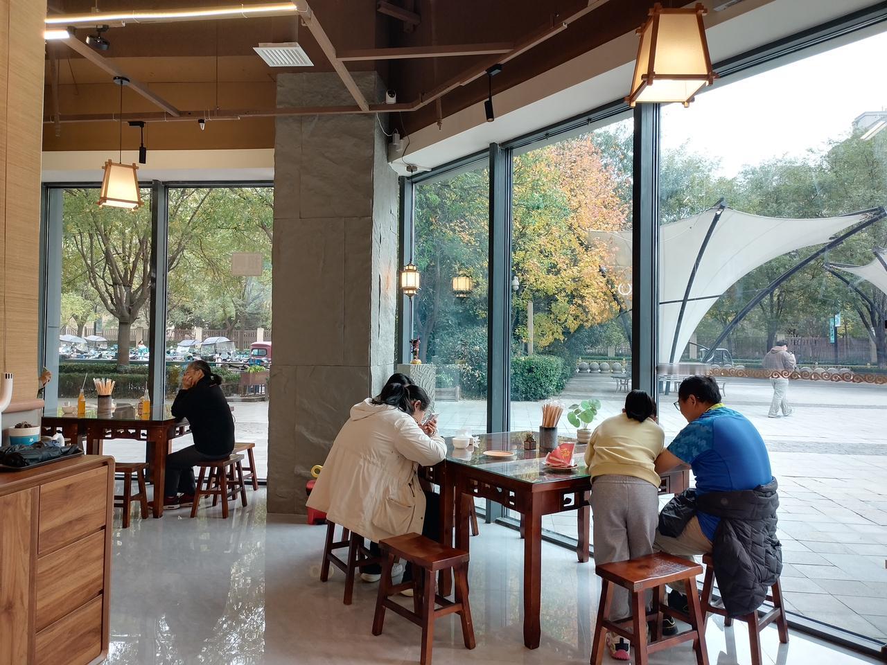 一说到西安的肉夹馍，大家马上都会主推子午路张记和秦豫，这两家我都吃过，我没觉得好