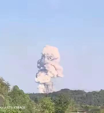 5月4号下午4点43分，正在家里的官渡镇村民老张突然听见一声闷响，紧接着自家窗户