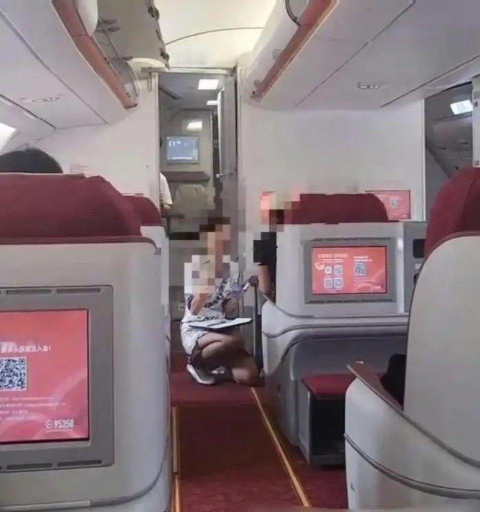 第一次坐飞机头等舱！空姐给我递来了小纸条……