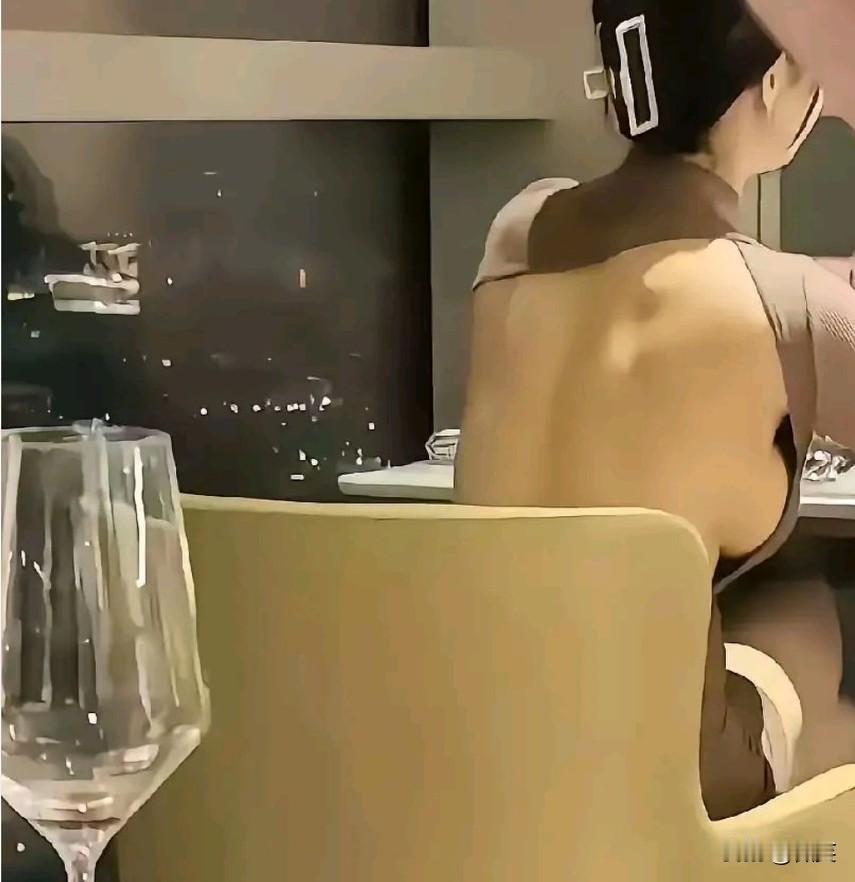 这人走到那里，都是人们关注的焦点！人确实是个谜透着亮光的美女